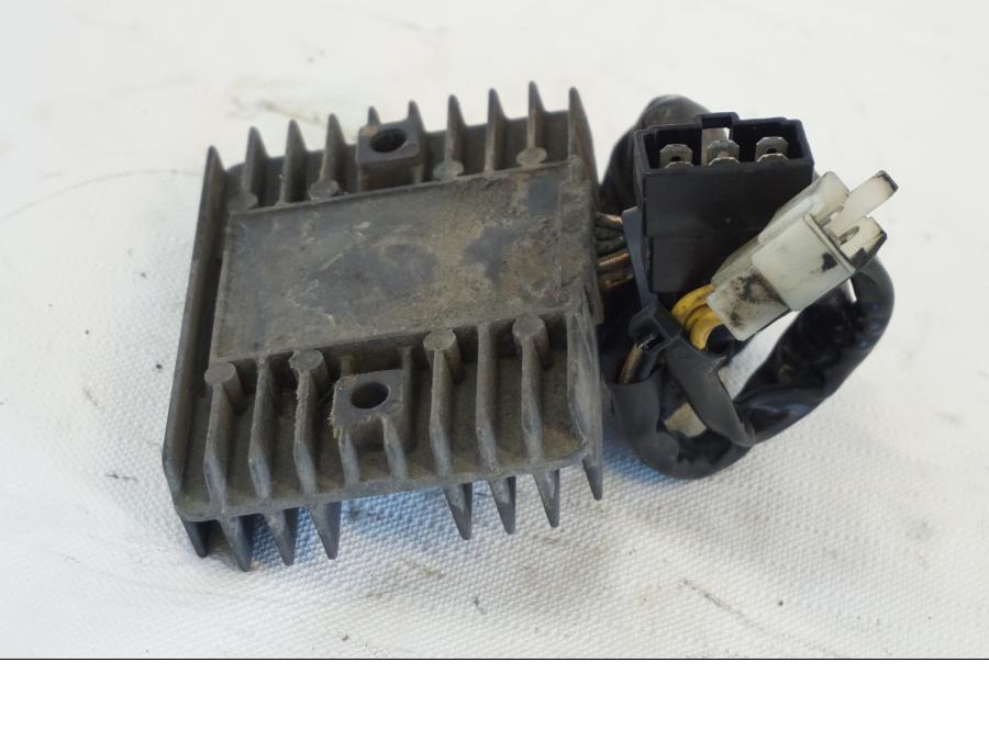 Baksidan på Likriktare från en Kawasaki VN 1500 Mean Streak -2002 motorcykel.