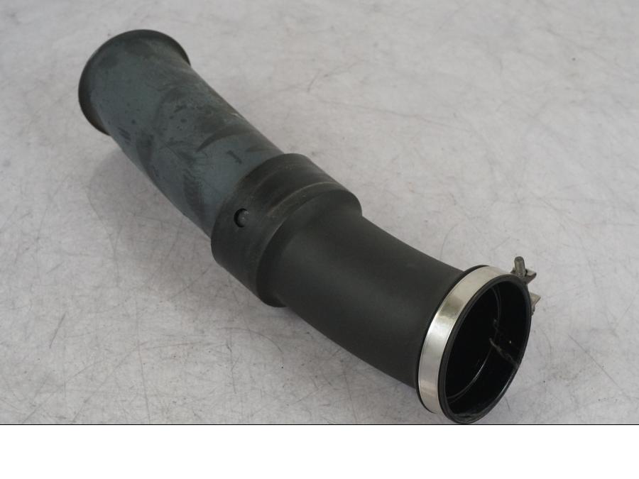 Baksidan på Luftrör från en BMW R 1100 GS -1998 motorcykel.