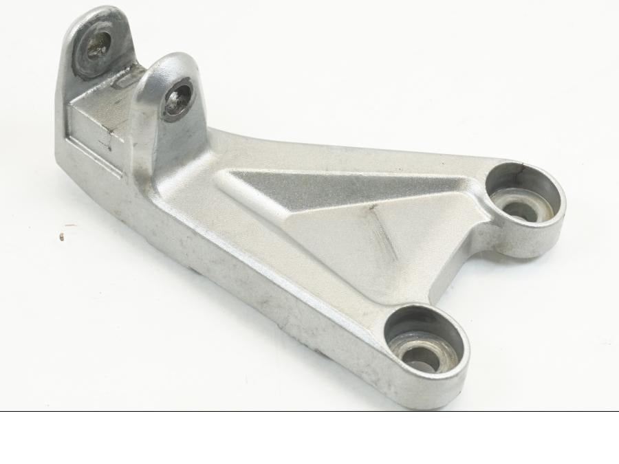 Baksidan på Fotpinnefäste från en Honda CBR 1000 RR -2010 motorcykel.