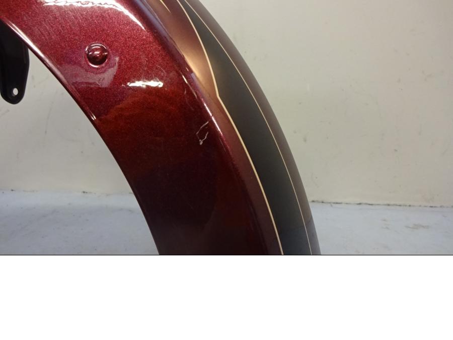 Snett nerifrån på Framskärm från en Victory Cross Country -2015 motorcykel.