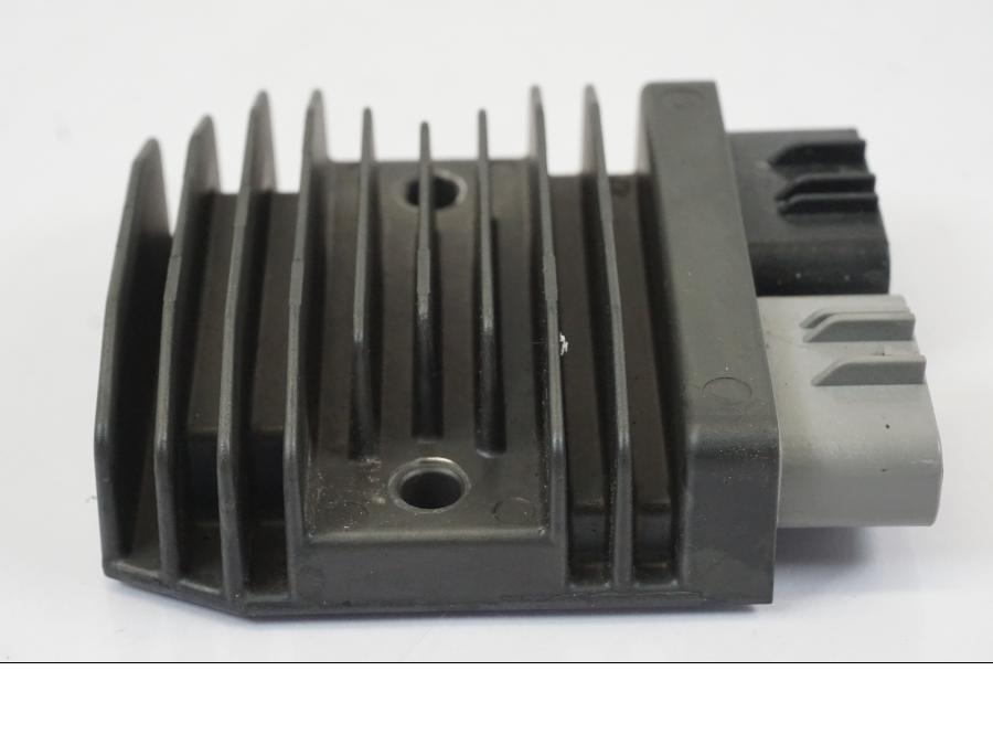 Baksidan på Likriktare från en Triumph Trident -2021 motorcykel.