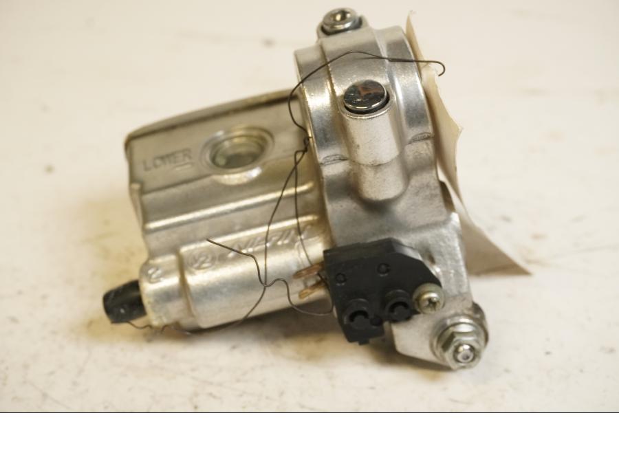 Vänster sida på Bromshuvudcylinder från en Kawasaki VN 900 -2007 motorcykel.