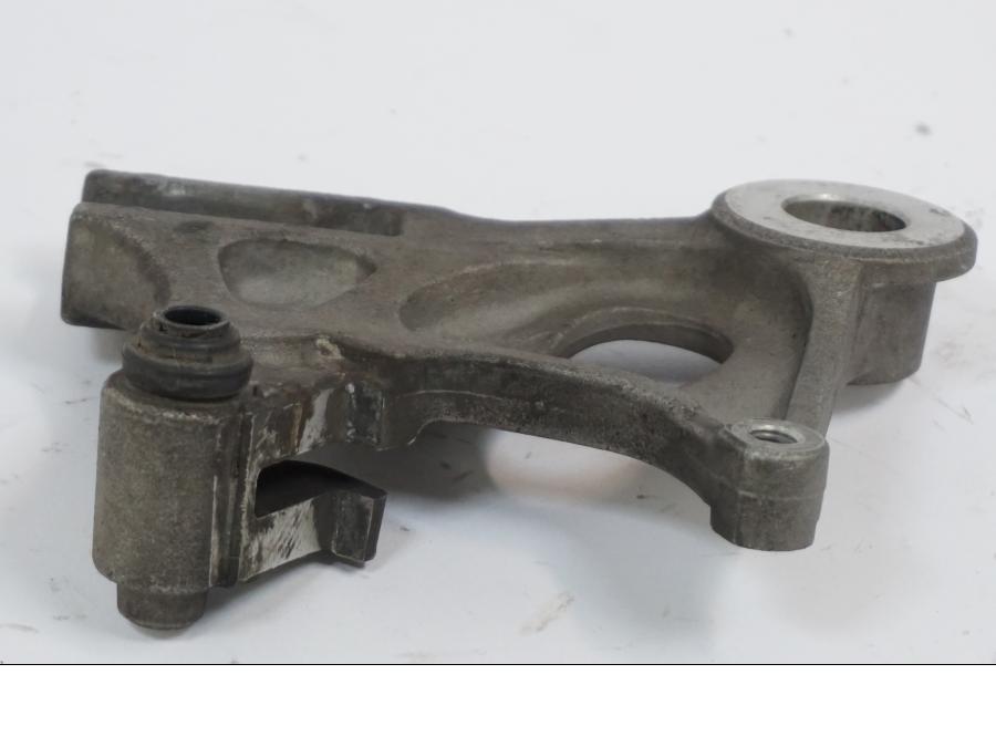 Snett nerifrån på Bromsoksfäste från en Honda VTR 1000 F -1999 motorcykel.