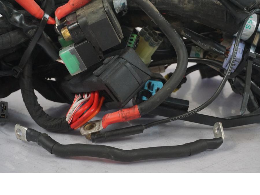 Vänster sida på Kabelstam från en KTM 1290 Super Duke R -2018 motorcykel.