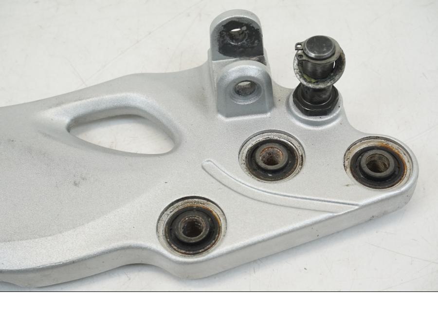 Höger sida på Fotpinnefäste från en Suzuki GSX 1300 R -2017 motorcykel.