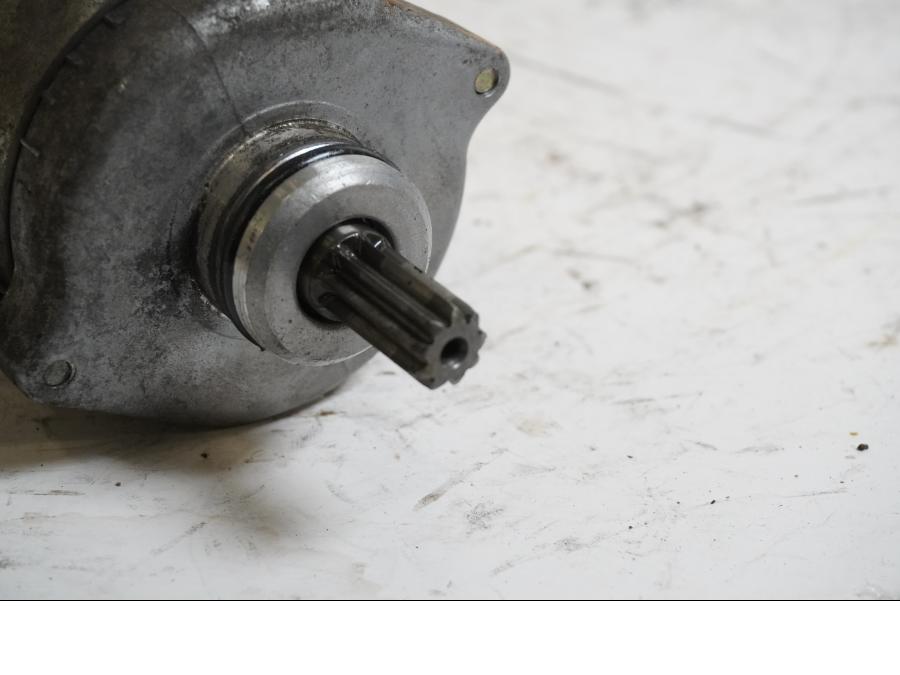 Baksidan på Startmotor från en Honda XL 1000 V -2008 motorcykel.