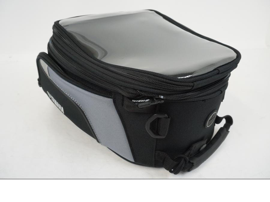 Snett uppifrån på Bensintankväska från en Yamaha MT-09 Tracer -2015 motorcykel.