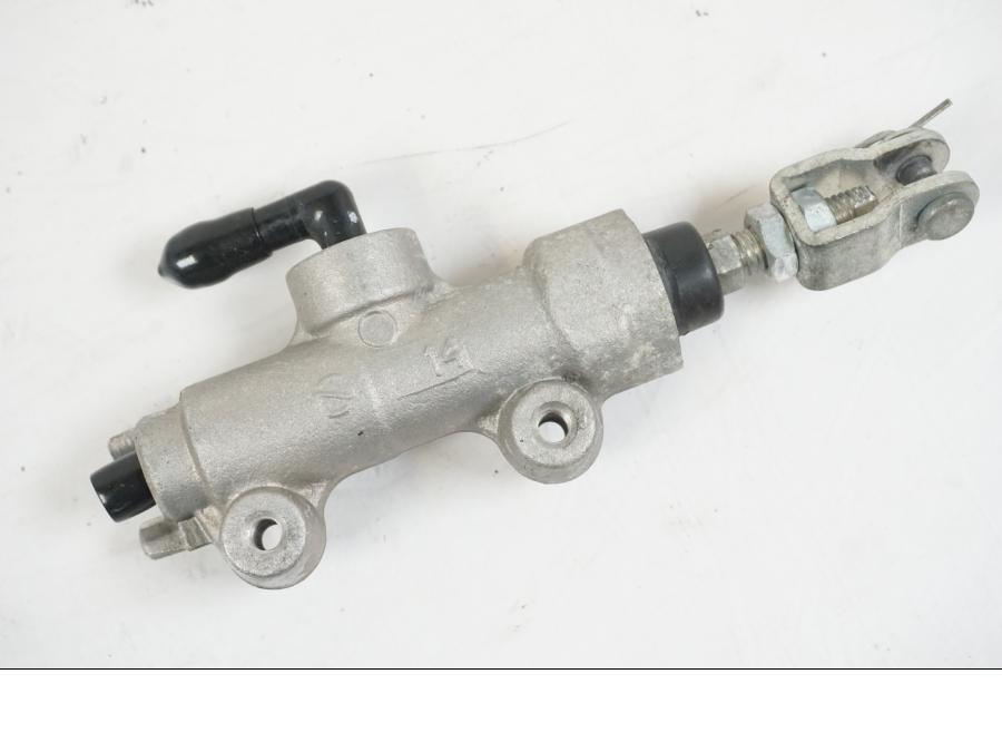 Framsidan på Bromshuvudcylinder från en Suzuki VZR 1800 -2009 motorcykel.