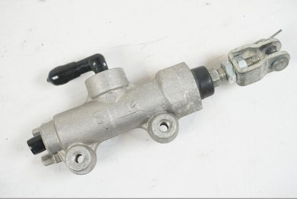 Framsidan på Bromshuvudcylinder från en Suzuki VZR 1800 -2009 motorcykel.