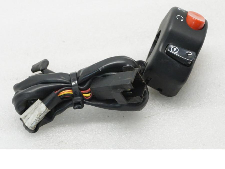 Framsidan på Styrelreglage från en Triumph Daytona 675 -2008 motorcykel.