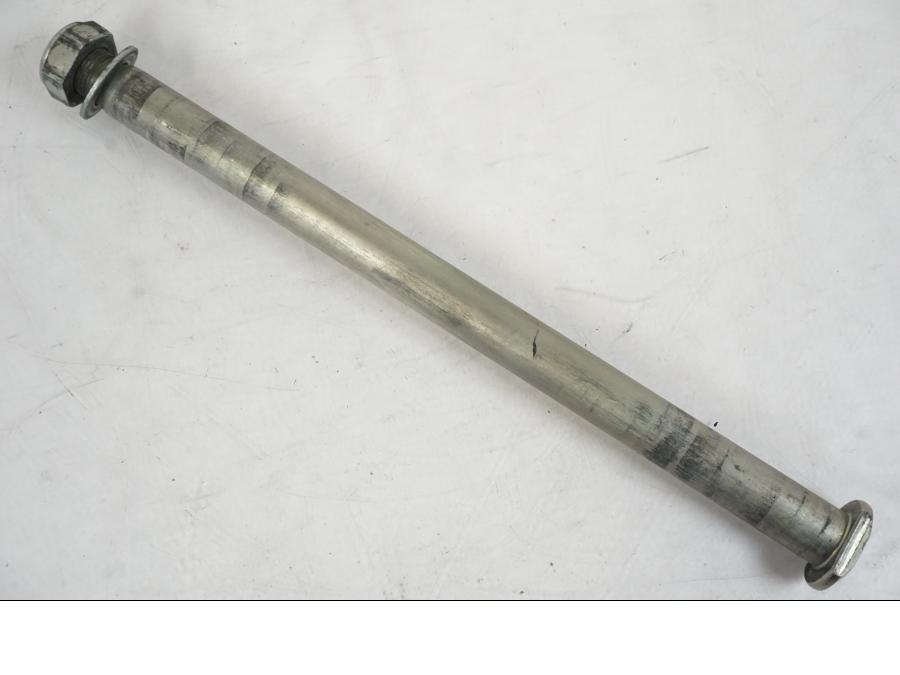 Vänster sida på Axel från en Yamaha MT-09 -2019 motorcykel.