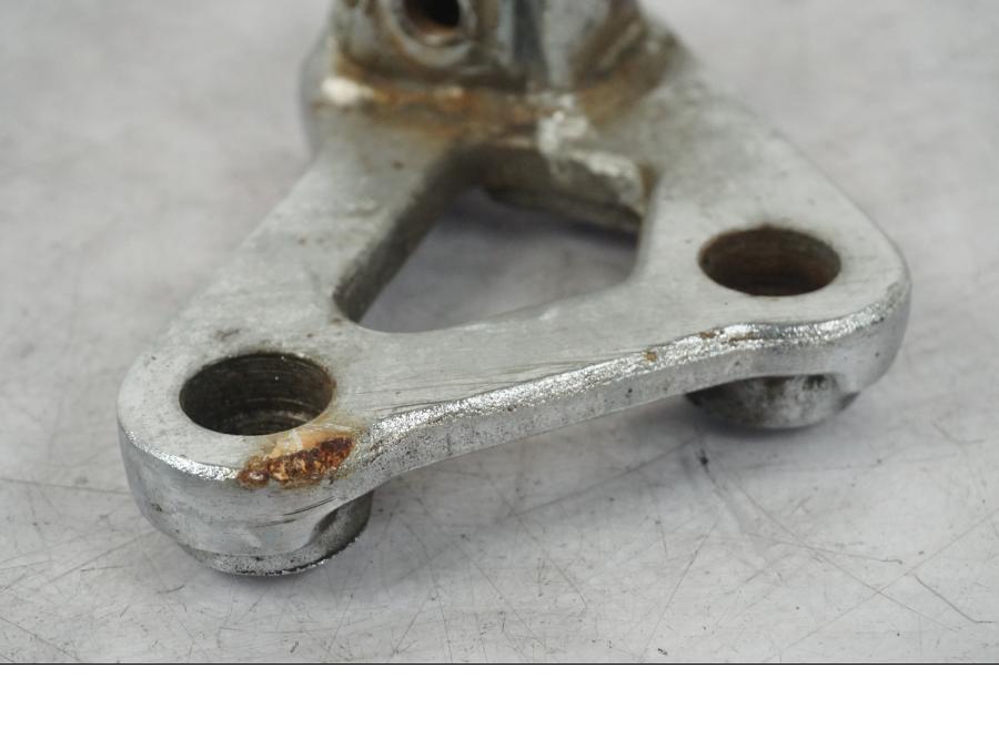 Höger sida på <p>Fotpinnefäste höger fram från Honda VF 750 C 1983.</p>

<p>Mindre ytliga repor samt lite ytrost se bilder.</p> motorcykel.