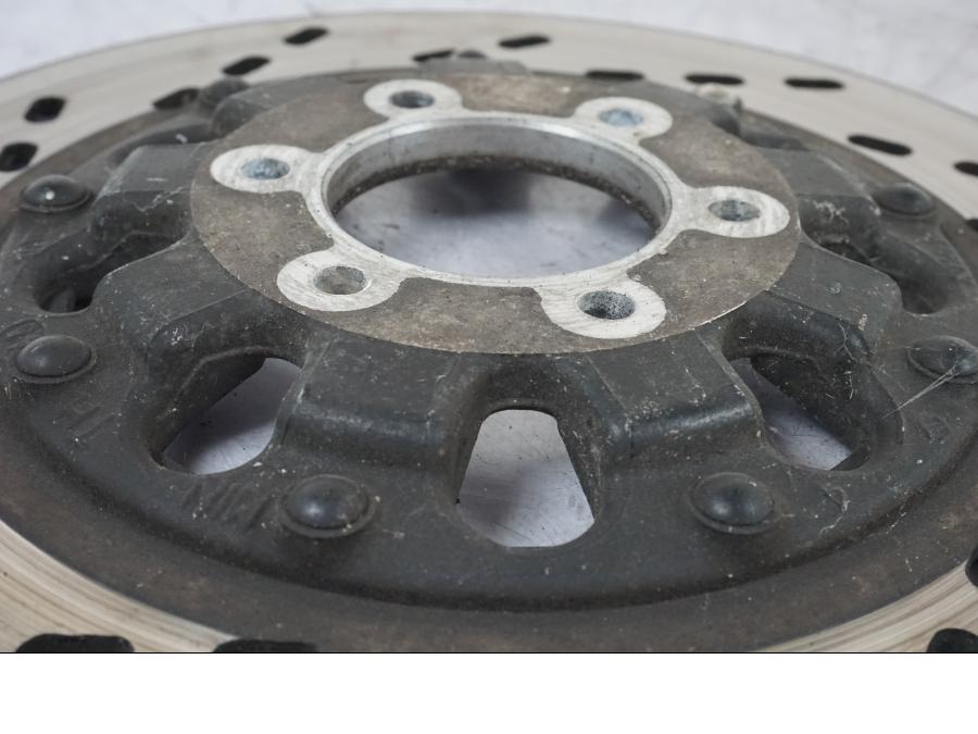 Snett nerifrån på Bromsskiva från en Suzuki GSX 550 EF -1985 motorcykel.