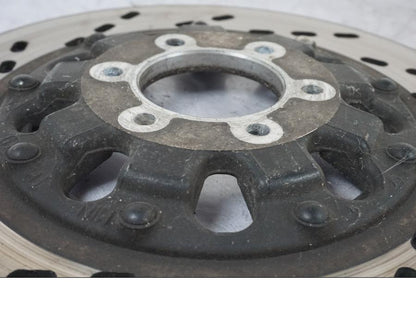 Snett nerifrån på Bromsskiva från en Suzuki GSX 550 EF -1985 motorcykel.