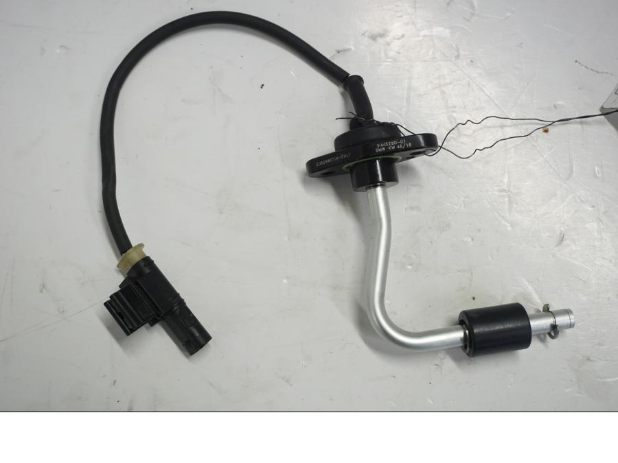 Baksidan på Oljetryckgivare från en BMW R 1250 GS -2019 motorcykel.