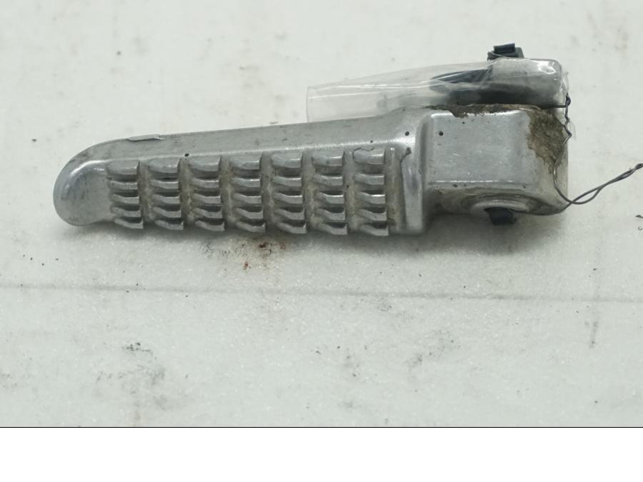 Framsidan på Fotpinne från en Kawasaki Versys 650 -2008 motorcykel.