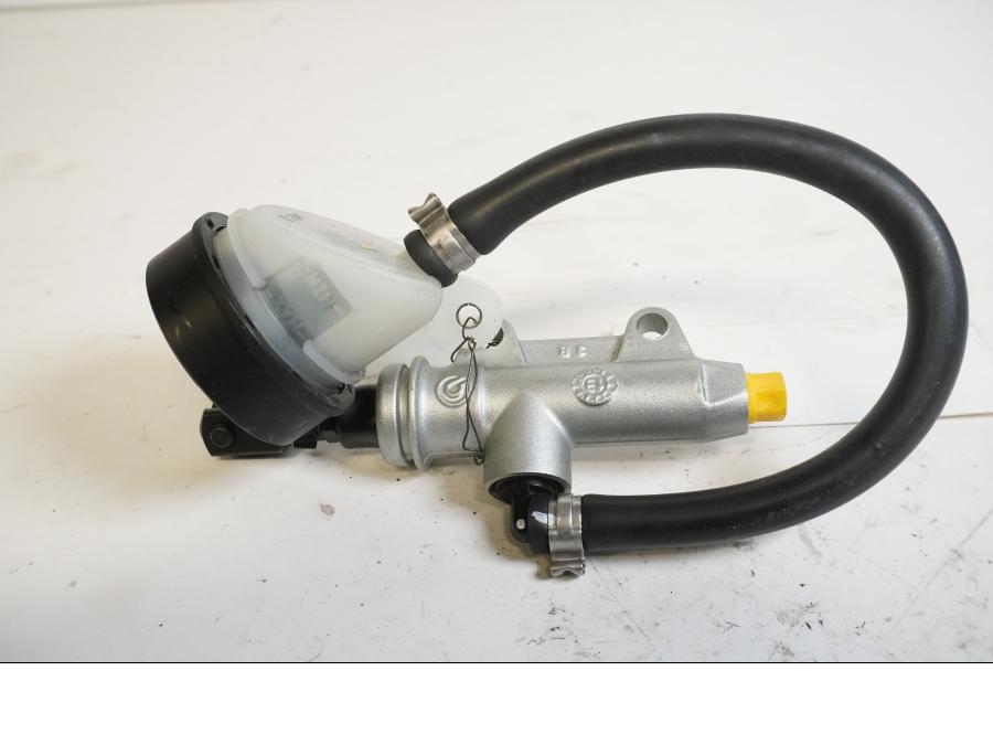 Baksidan på Bromshuvudcylinder från en BMW S 1000 RR -2013 motorcykel.