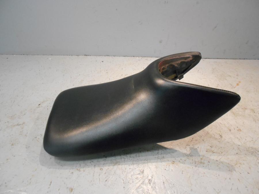 Baksidan på Sadel från en Honda CBR 125 R -2007 motorcykel.