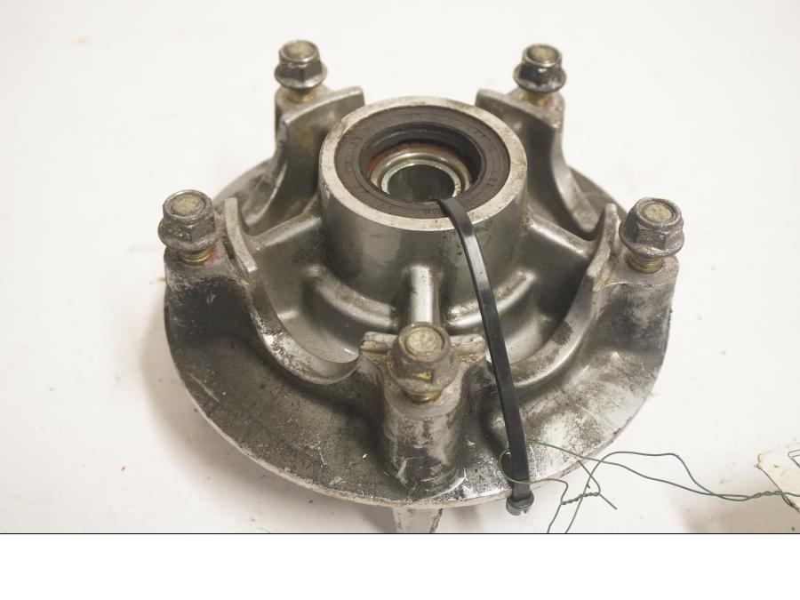 Framsidan på Drevfäste från en Triumph Daytona 650 -2005 motorcykel.