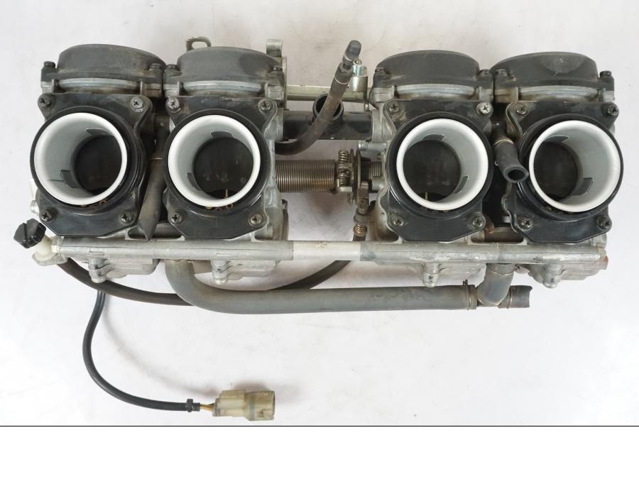 Framsidan på Förgasare från en Honda CBR 1000 F -1999 motorcykel.