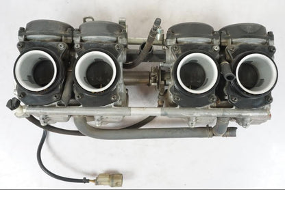 Framsidan på Förgasare från en Honda CBR 1000 F -1999 motorcykel.