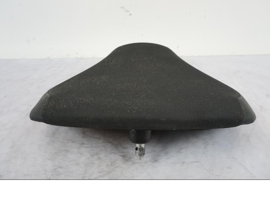 Höger sida på Sadel från en KTM 1290 Super Duke R -2021 motorcykel.