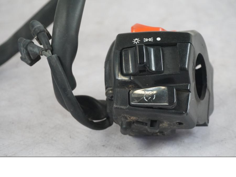 Baksidan på Styrelreglage från en Honda CBR 1100 XX -1999 motorcykel.