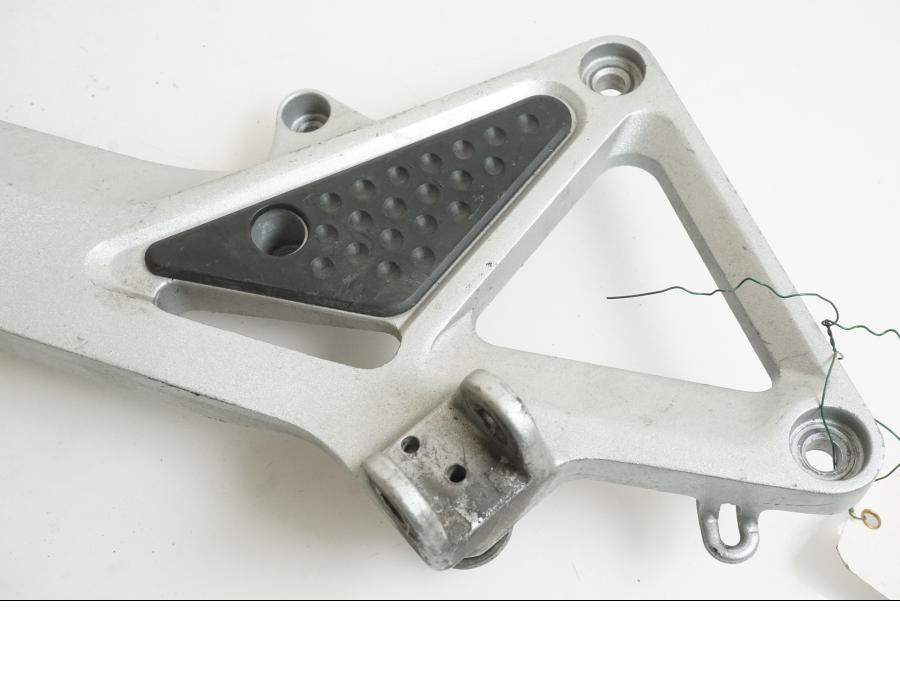 Baksidan på Fotpinnefäste från en Honda CB 600 Hornet -2005 motorcykel.