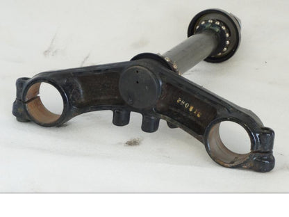 Snett nerifrån på Gaffelkrona från en Yamaha TDM 850 -1998 motorcykel.