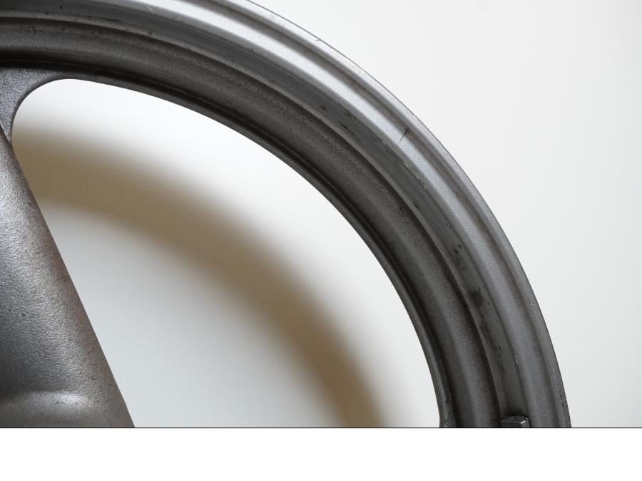 Snett uppifrån på Fälg från en Yamaha FJ 1200 -1991 motorcykel.