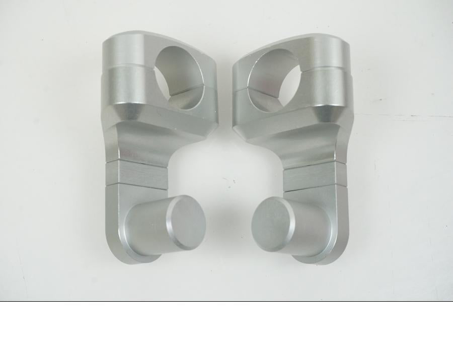 Höger sida på Styrfäste från en Universal Universal -2024 moped.