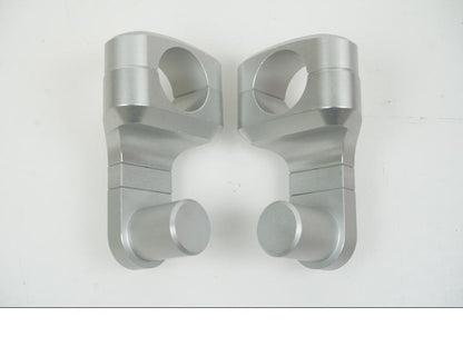 Höger sida på Styrfäste från en Universal Universal -2024 moped.