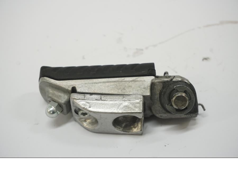 Vänster sida på Fotpinne från en Kawasaki Z 900 -2019 motorcykel.