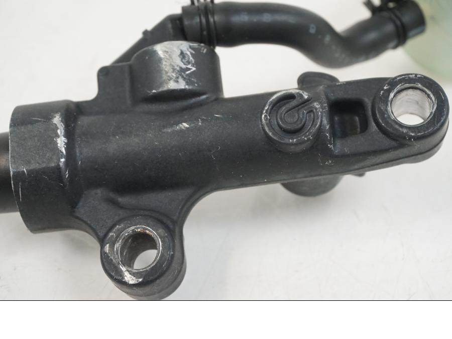 Höger sida på Bromshuvudcylinder från en Yamaha YZF 1000 R1 -2006 motorcykel.