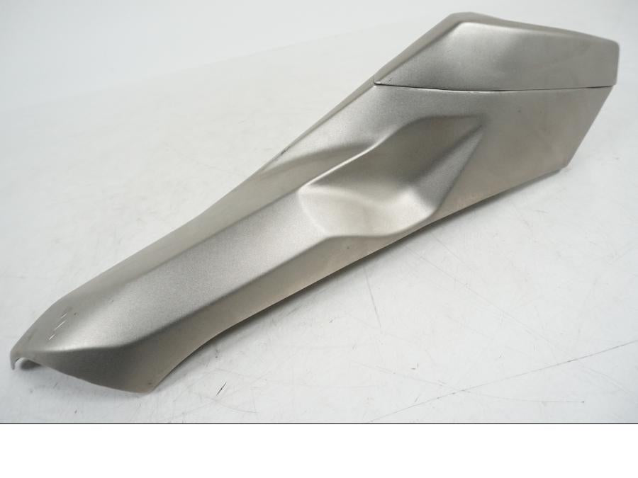 Snett uppifrån på Ljuddämpardekor från en Honda CB 650 F Hornet -2017 motorcykel.