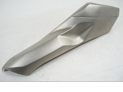 Snett uppifrån på Ljuddämpardekor från en Honda CB 650 F Hornet -2017 motorcykel.