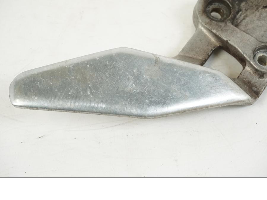 Höger sida på Fotpinnefäste från en Yamaha FZR 1000 -1990 motorcykel.