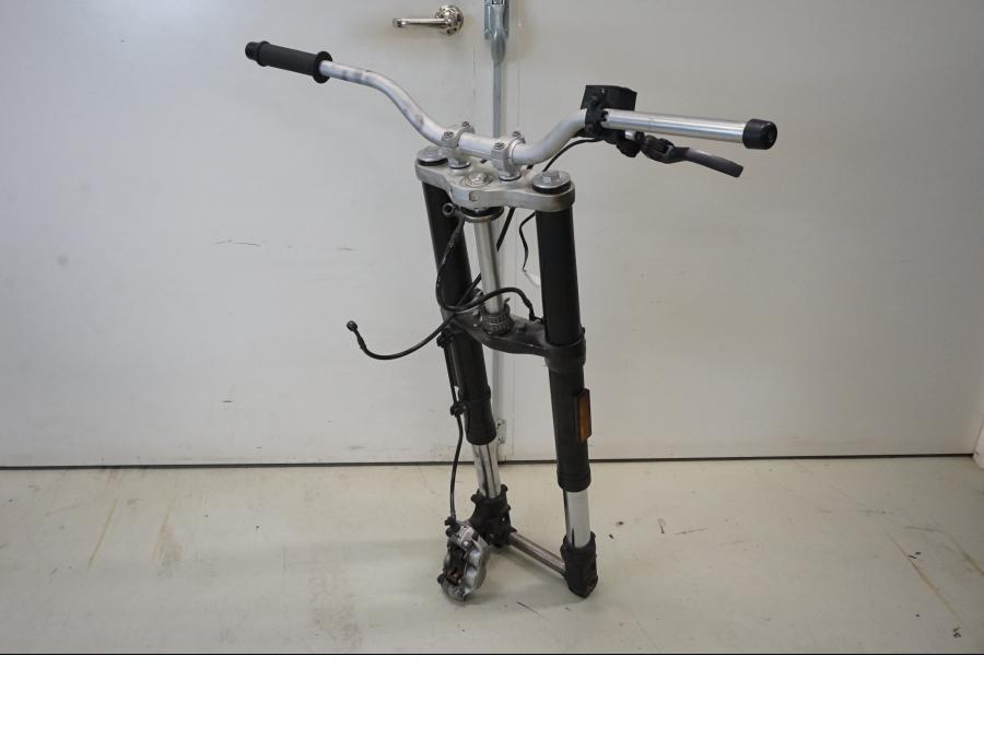 Baksidan på Gaffelpaket från en KTM 690 Duke -2016 motorcykel.