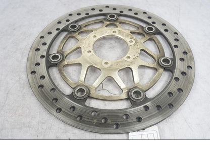 Framsidan på Bromsskiva från en Honda VFR 800 -1998 motorcykel.