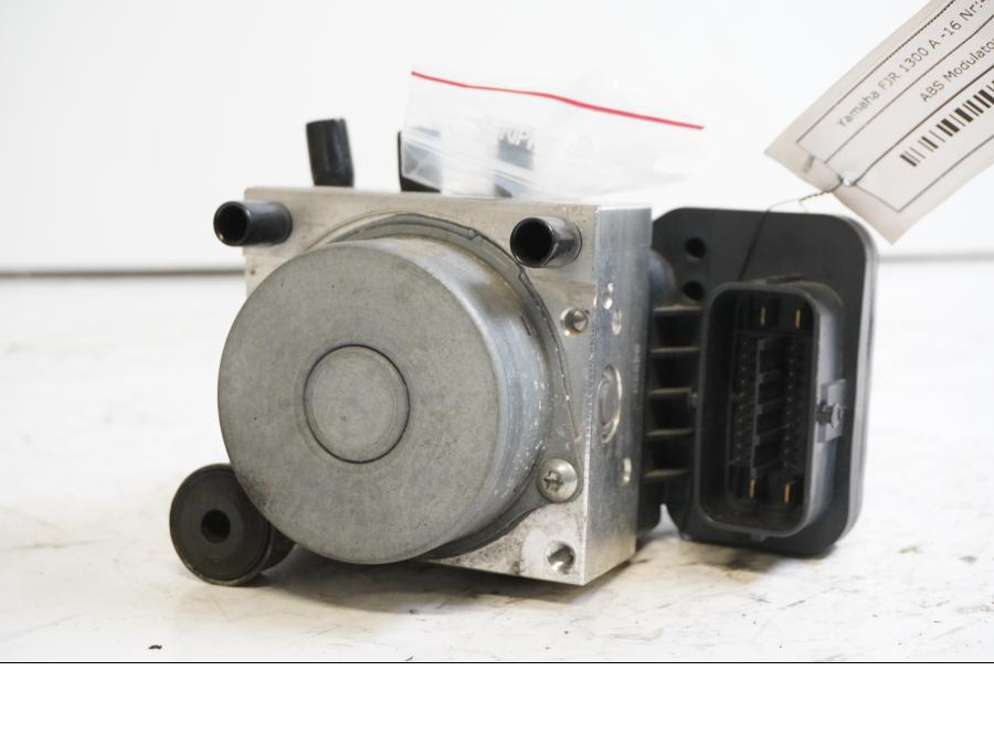 Framsidan på ABS Modulator från en Yamaha FJR 1300 -2016 motorcykel.