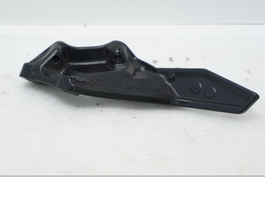 Baksidan på Fotpinnefäste inre från en KTM 1290 Super Adventure R -2021 motorcykel.