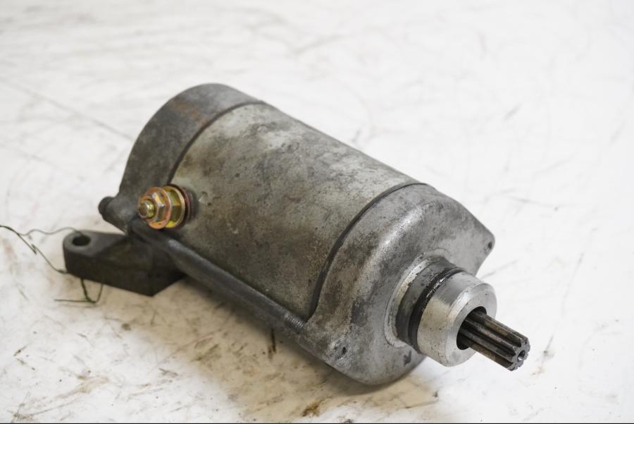 Framsidan på Startmotor från en Honda ST 1100 -1998 motorcykel.