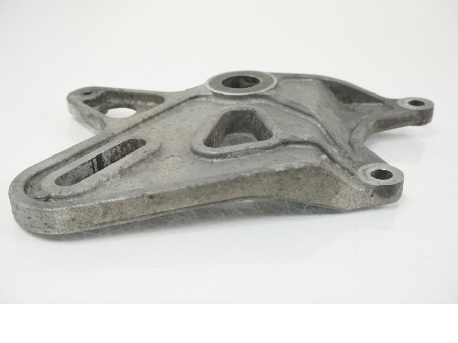 Baksidan på Bromsoksfäste från en Aprilia RS 125 -2008 motorcykel.