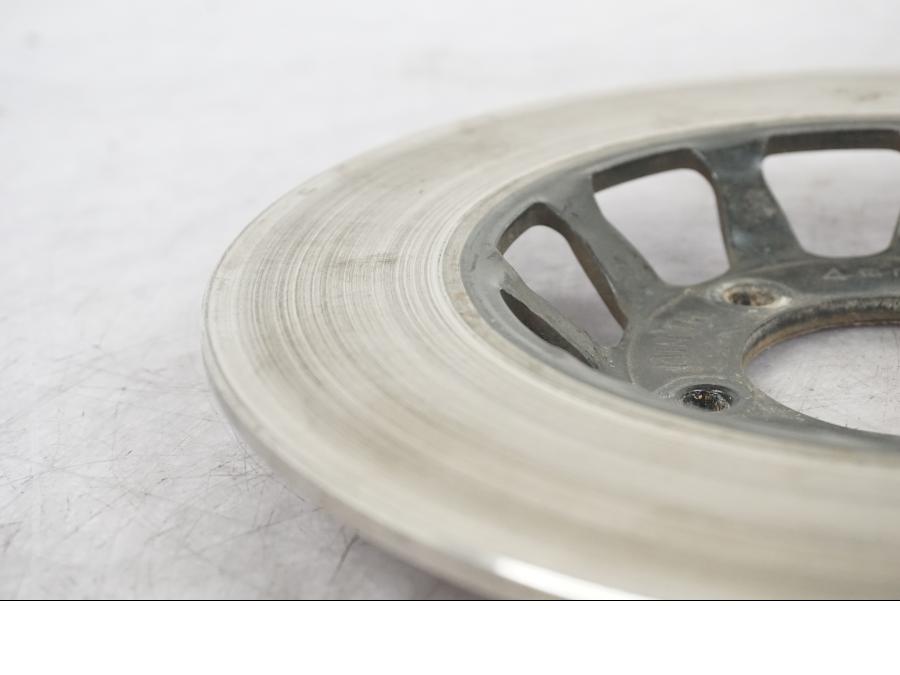 Baksidan på Bromsskiva från en Honda CB 650 -1981 motorcykel.