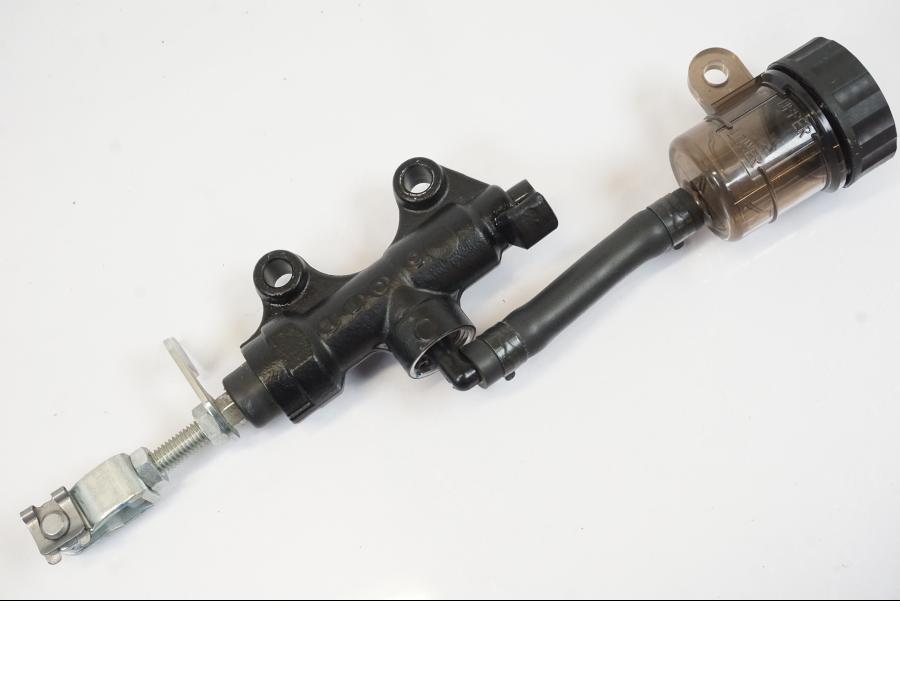 Snett uppifrån på Bromshuvudcylinder från en Triumph Trident -2021 motorcykel.