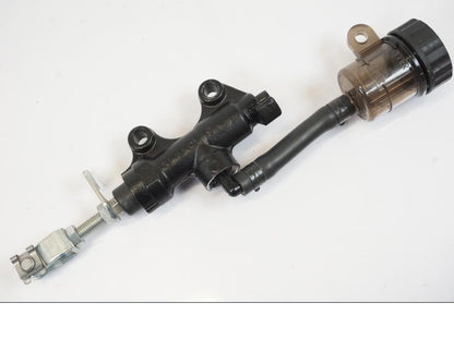 Snett uppifrån på Bromshuvudcylinder från en Triumph Trident -2021 motorcykel.