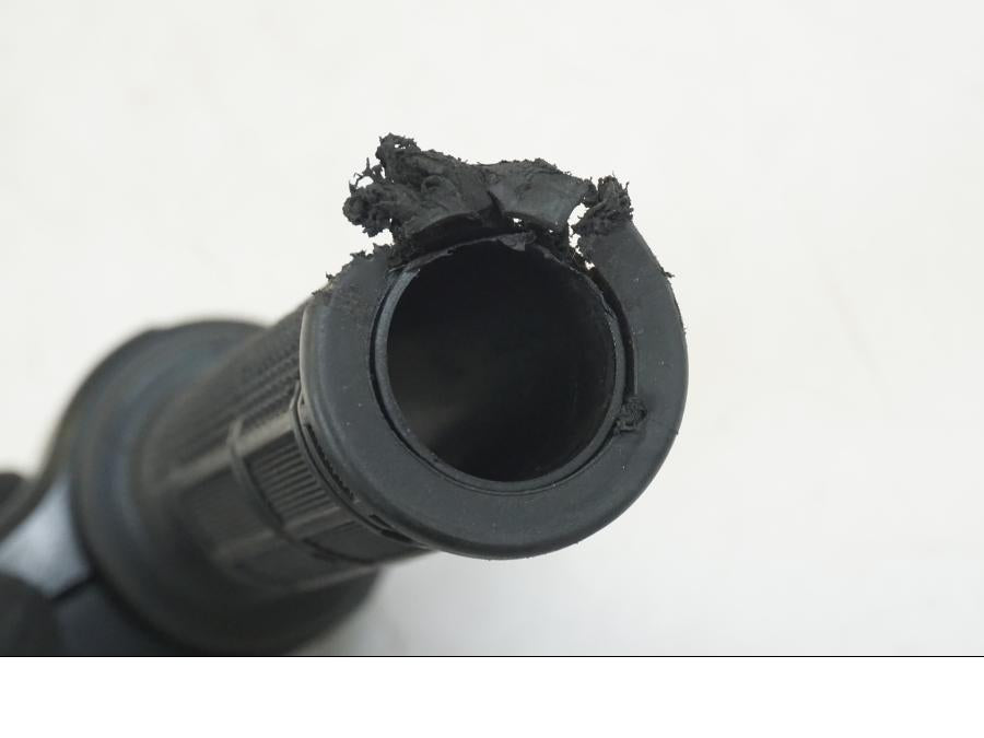 Snett uppifrån på Gasreglage från en Ducati Hyperstrada -2013 motorcykel.