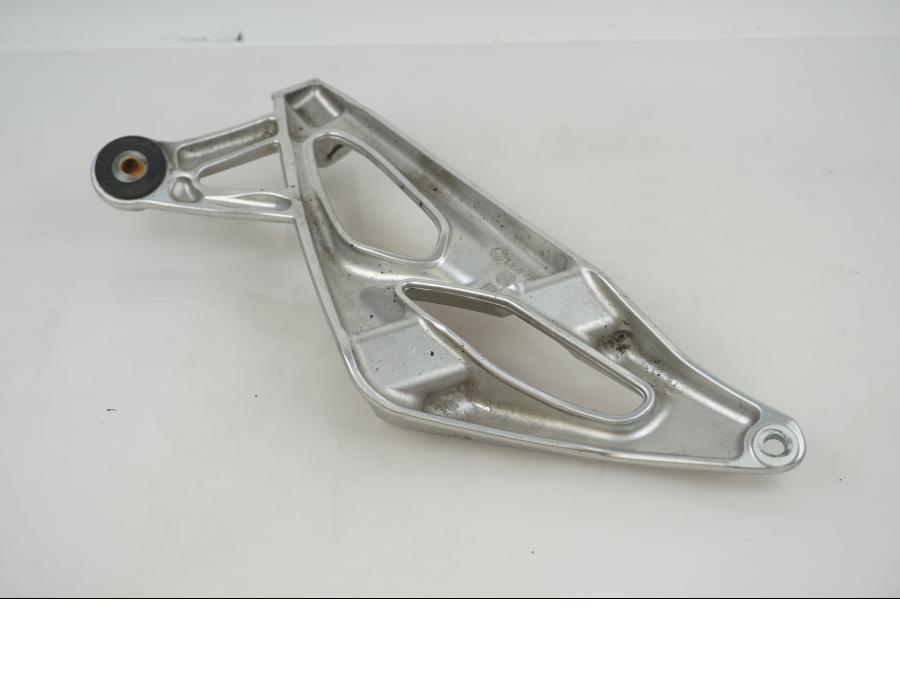 Höger sida på Fotpinnefäste från en BMW K 1200 S -2007 motorcykel.