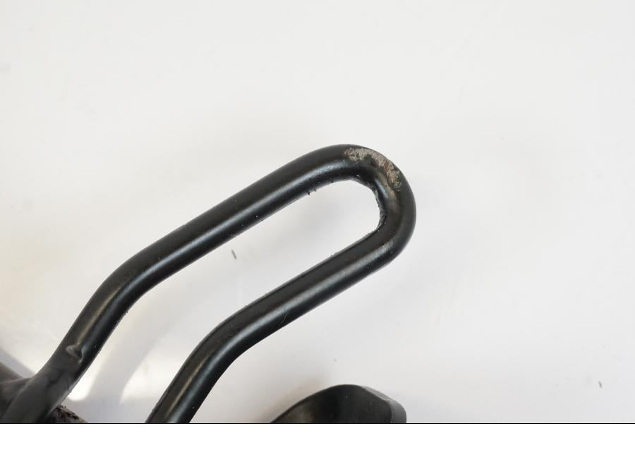 Snett uppifrån på Sidostöd från en Triumph Trident -2021 motorcykel.