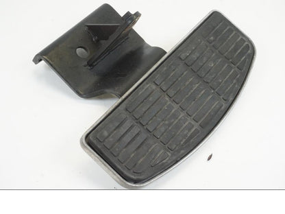 Baksidan på Fotplatta från en Suzuki VL 1500 -1999 motorcykel.